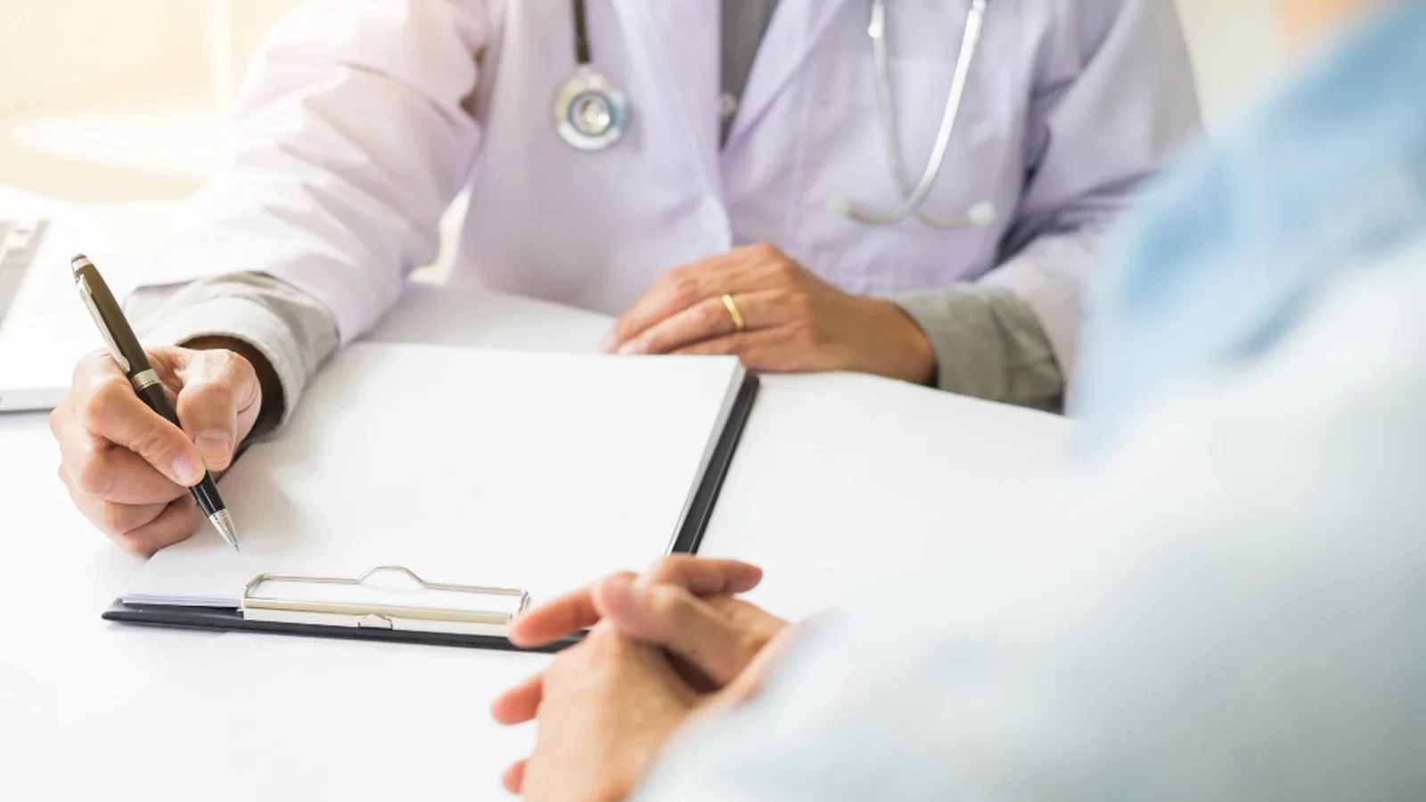 ¿Qué especialista trata la hiponatremia?